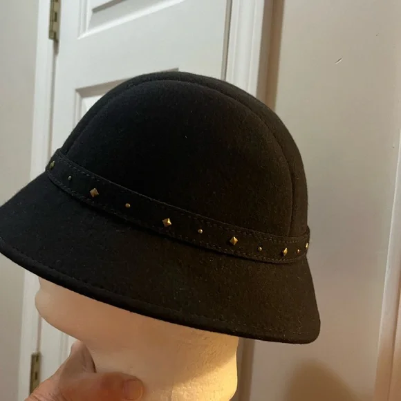 Vintage Betmar Black wool and Gold stud & buckle band Cloche Hat ex guc - Picture 3 of 11